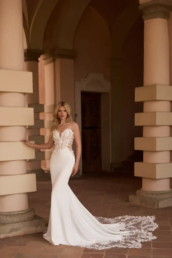 Figurbetontes Brautkleid mit Spitzenoberteil und langer Spitzenschleppe