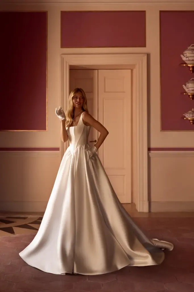 Schlichtes Brautkleid mit breiten Trägern, geradem Ausschnitt und weitem Rock