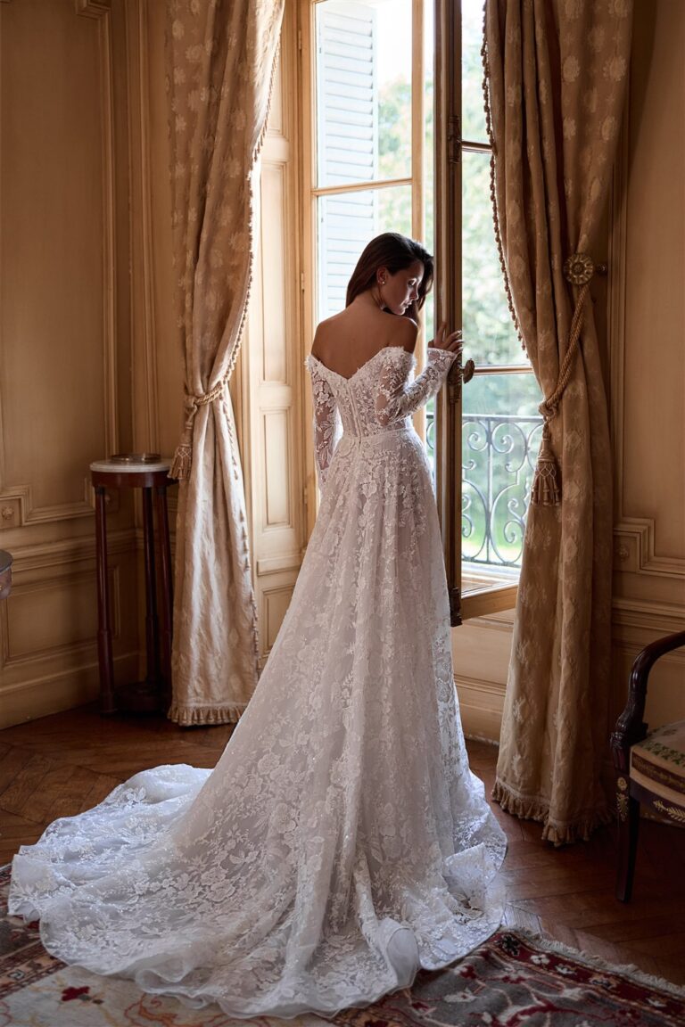 Brautkleid mit langen Spitzenärmeln für eine Winterhochzeit