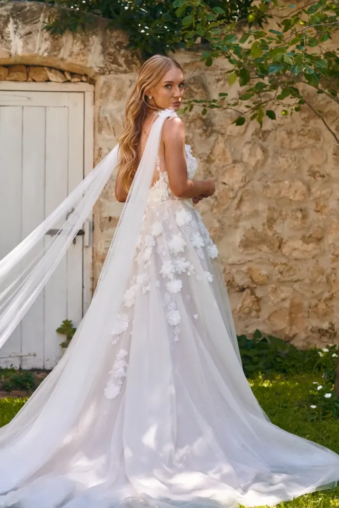 Brautkleid mit floralen Applikationen, offenem Rücken und langen Tüllbahnen
