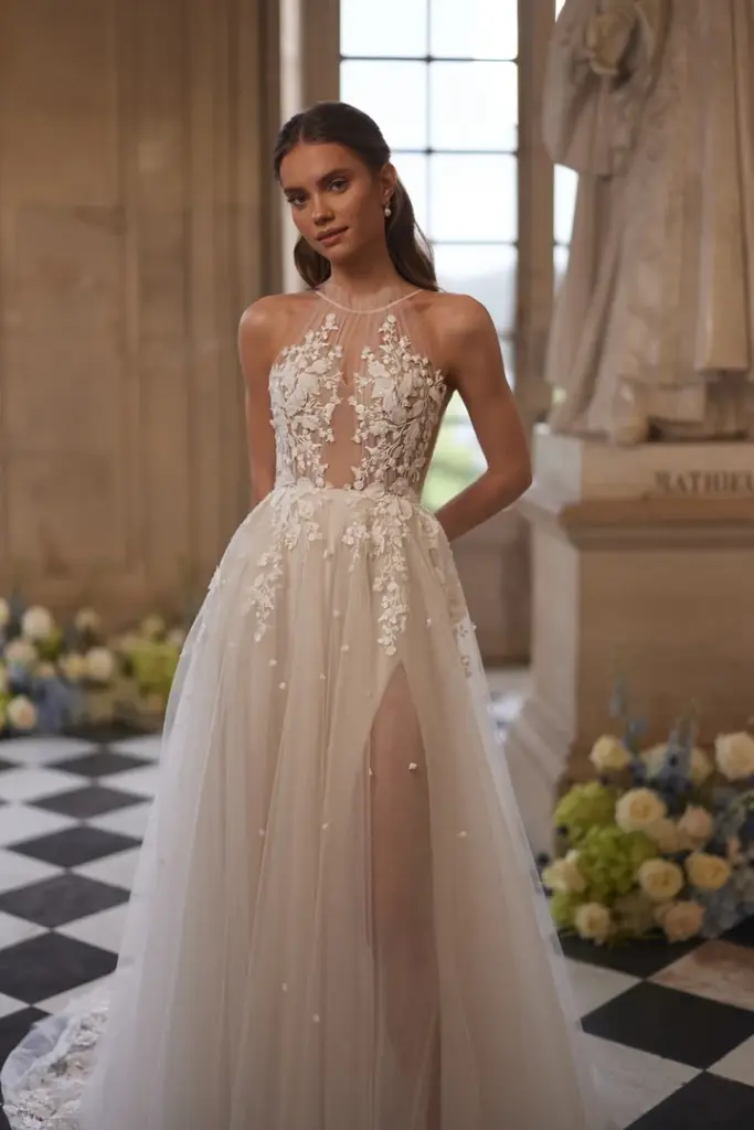Brautkleid mit hochgeschlossenem transparentem Spitzenoberteil und Beinschlitz