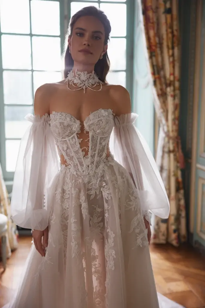 Brautkleid mit Spitzenkorsage, tiefem Ausschnitt und weiten transparenten Ärmeln