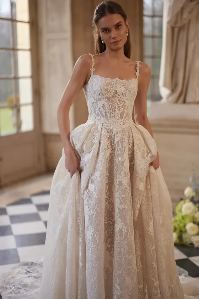 Brautkleid mit zarten Trägern, geradem Ausschnitt und durchgehender Spitze