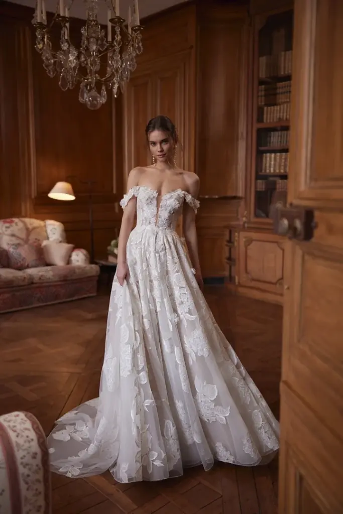 Schulterfreies Brautkleid mit großflächigen Blütenapplikationen und weitem Rock