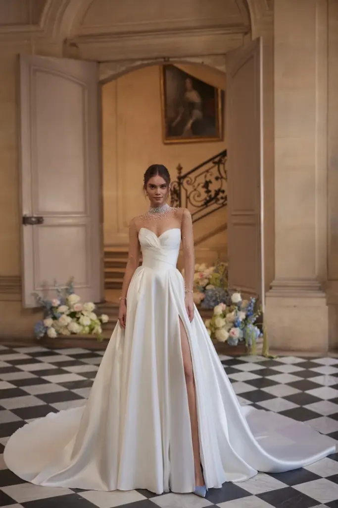 Trägerloses Brautkleid mit glattem Stoff, drapiertem Oberteil und Beinschlitz