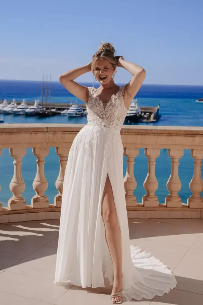Brautkleid mit Spitzenoberteil, Trägern und hohem Beinschlitz