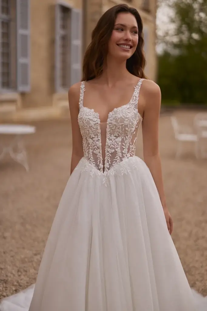 Brautkleid mit schmalen Spitzenträgern und tiefem mittigem Ausschnitt