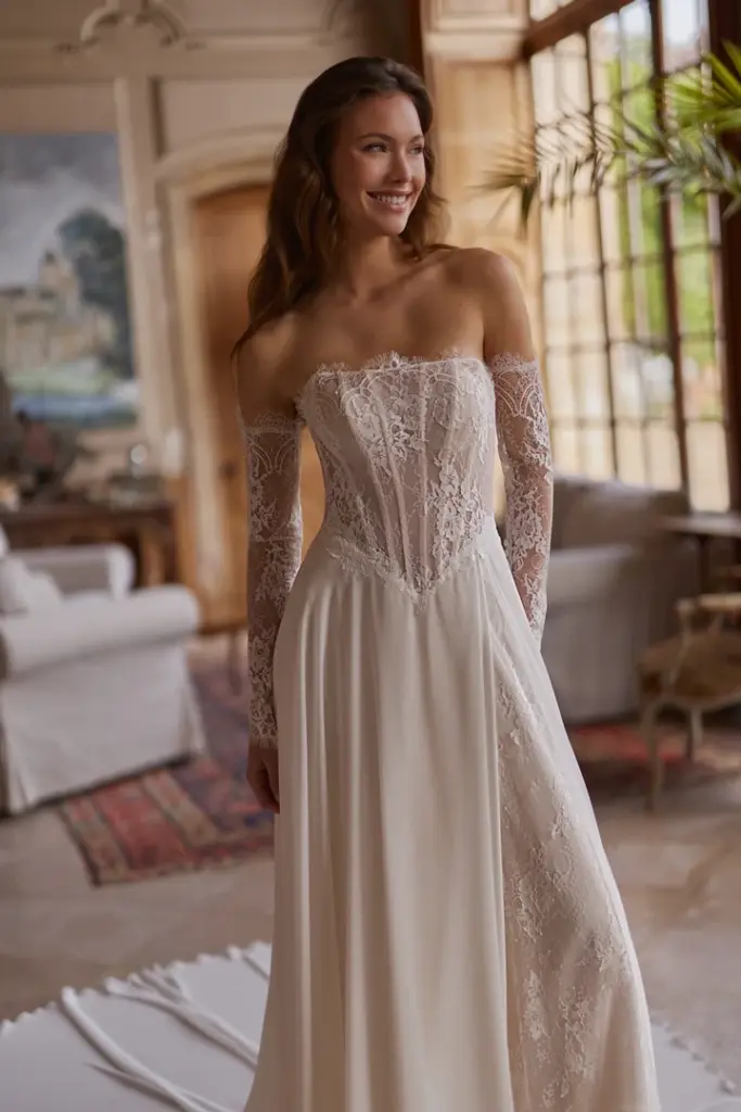 Brautkleid mit transparenten Spitzenärmeln, geradem Ausschnitt und Beinschlitz