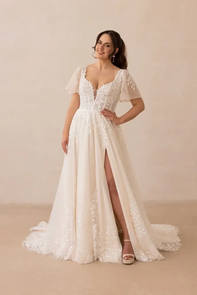 Brautkleid mit kurzen transparenten Ärmeln, floraler Spitze und Beinschlitz
