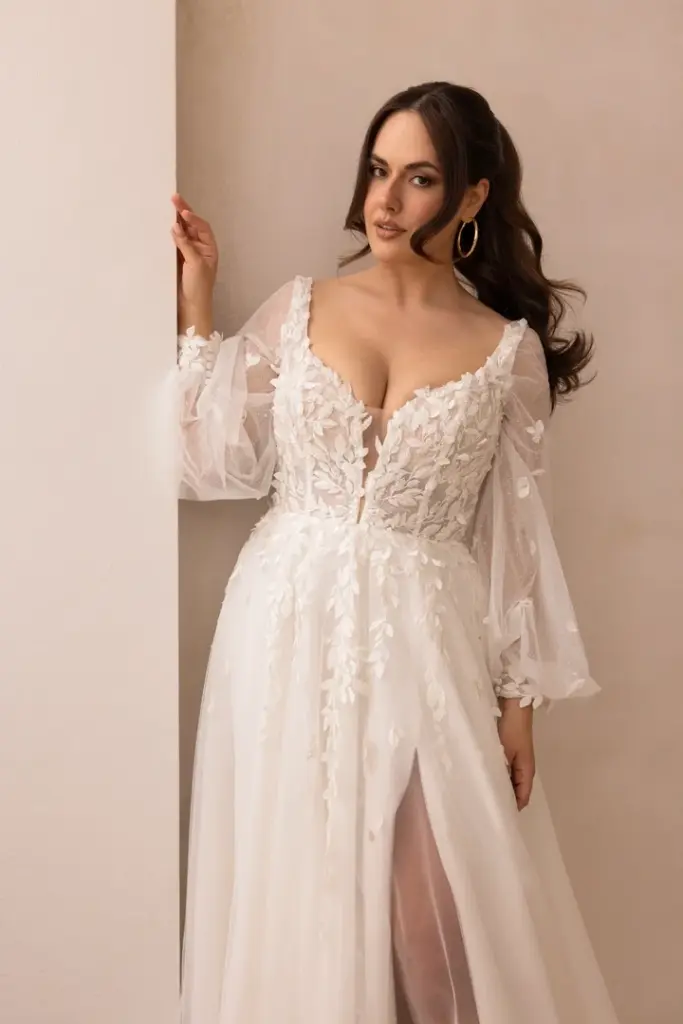 Brautkleid mit langen transparenten Ärmeln, Spitzenoberteil und Beinschlitz