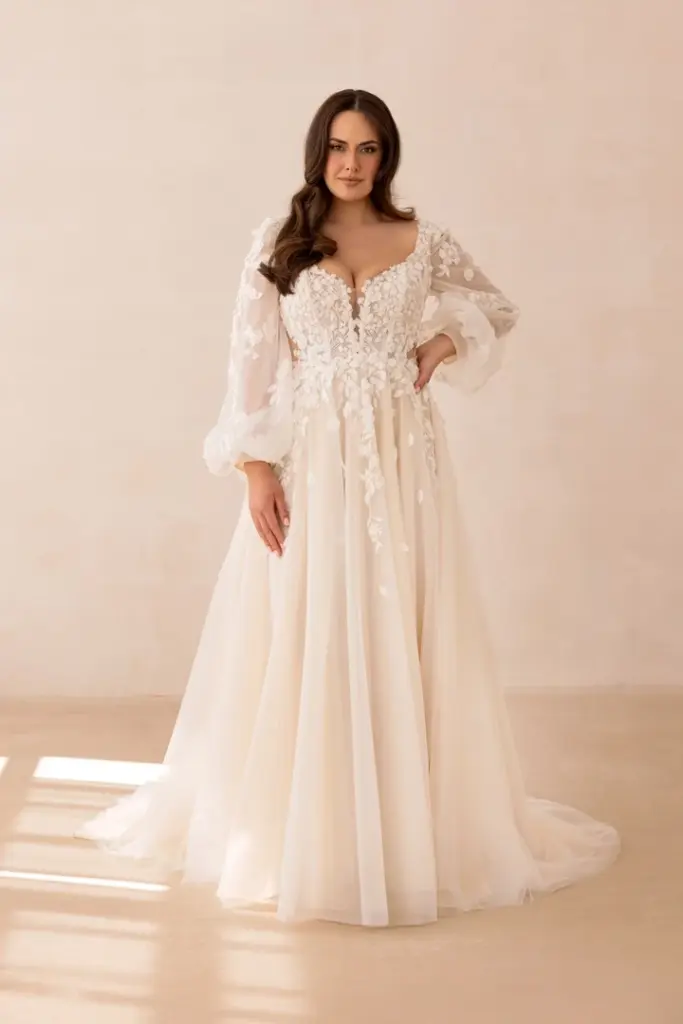 Brautkleid mit langen transparenten Ärmeln und floralen Applikationen