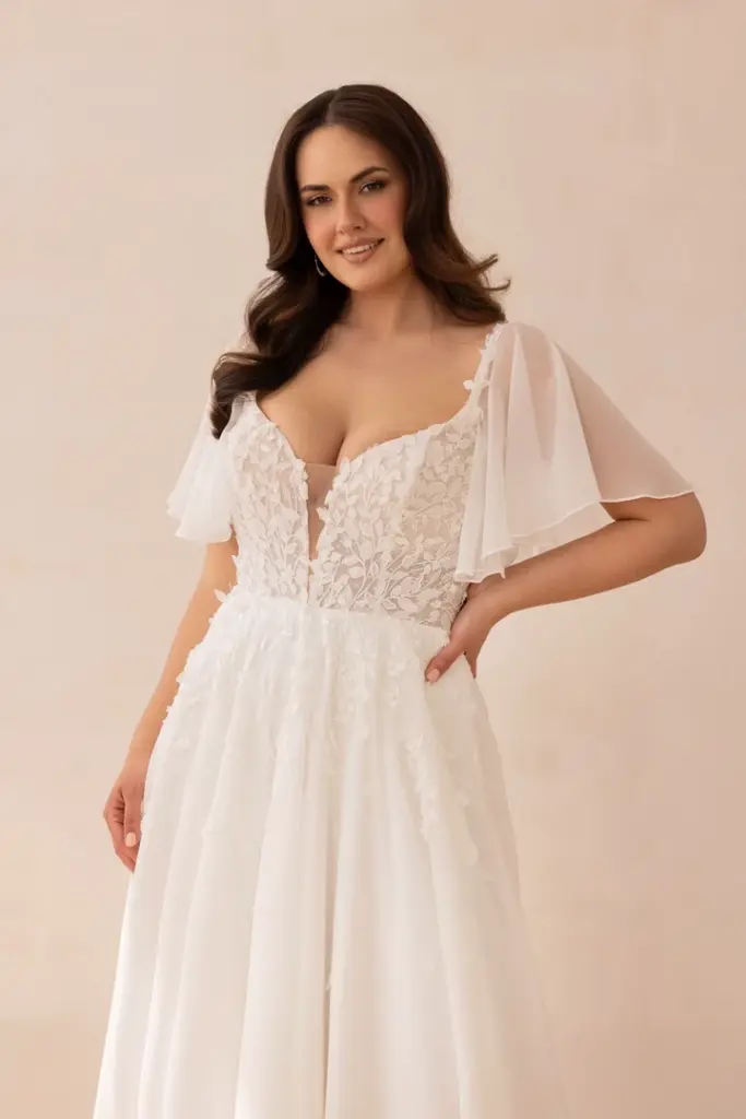 Brautkleid mit Spitzenoberteil, tiefem Ausschnitt und kurzen transparenten Ärmeln