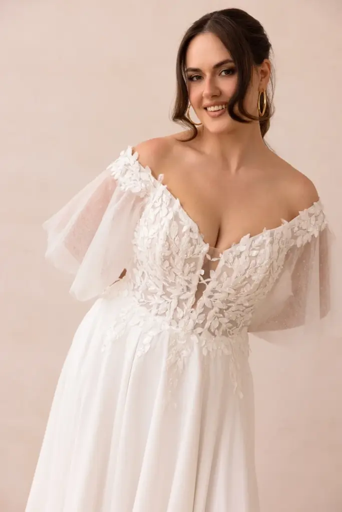 Schulterfreies Brautkleid mit Spitzenoberteil und kurzen transparenten Ärmeln