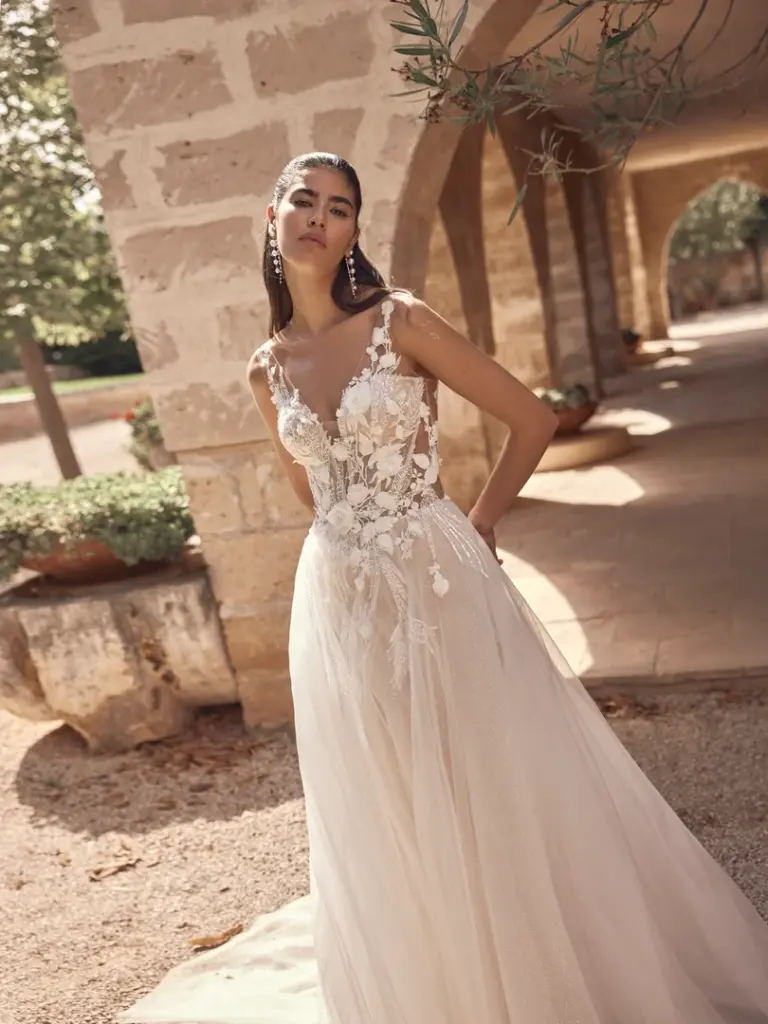 Brautkleid mit floralen Applikationen, schmalen Trägern und weitem Tüllrock