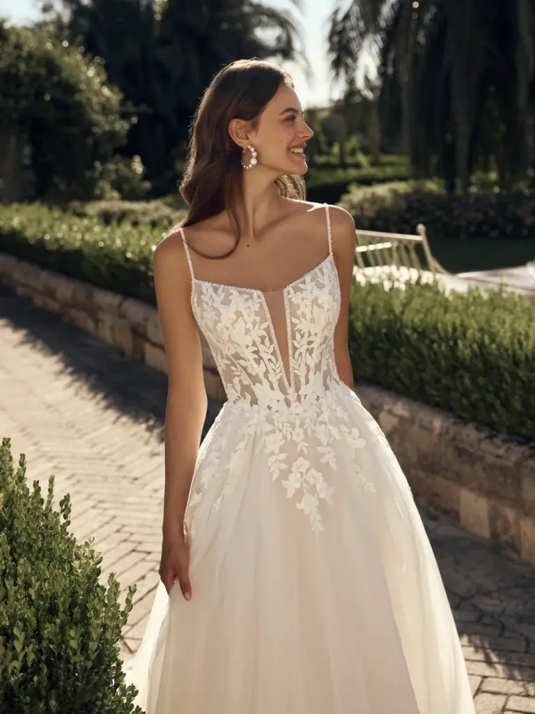 Brautkleid mit schmalen Trägern, geradem Ausschnitt und floralen Applikationen