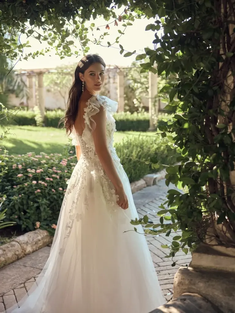 Brautkleid mit Spitzenoberteil, kurzen Ärmeln und offenem Rücken