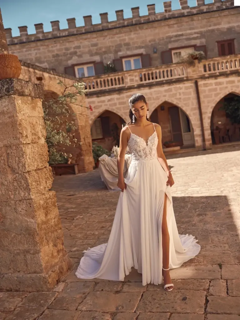 Brautkleid mit Spitzenoberteil, V-Ausschnitt und fließendem Rock mit Beinschlitz