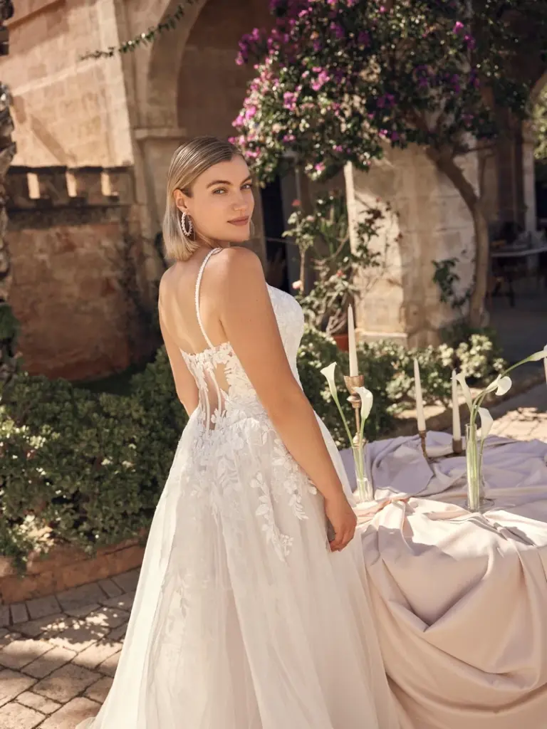 Rückenansicht des Brautkleids mit dünnen Trägern und floralen Applikationen