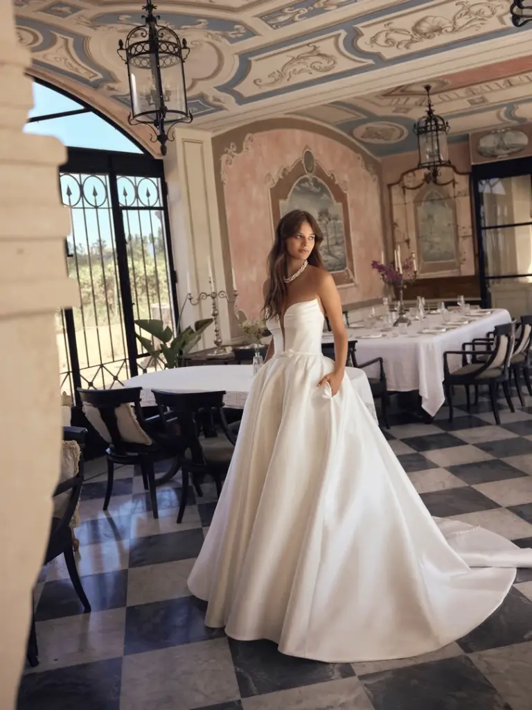 Trägerloses Brautkleid mit glattem weitem Rock und Schleppe