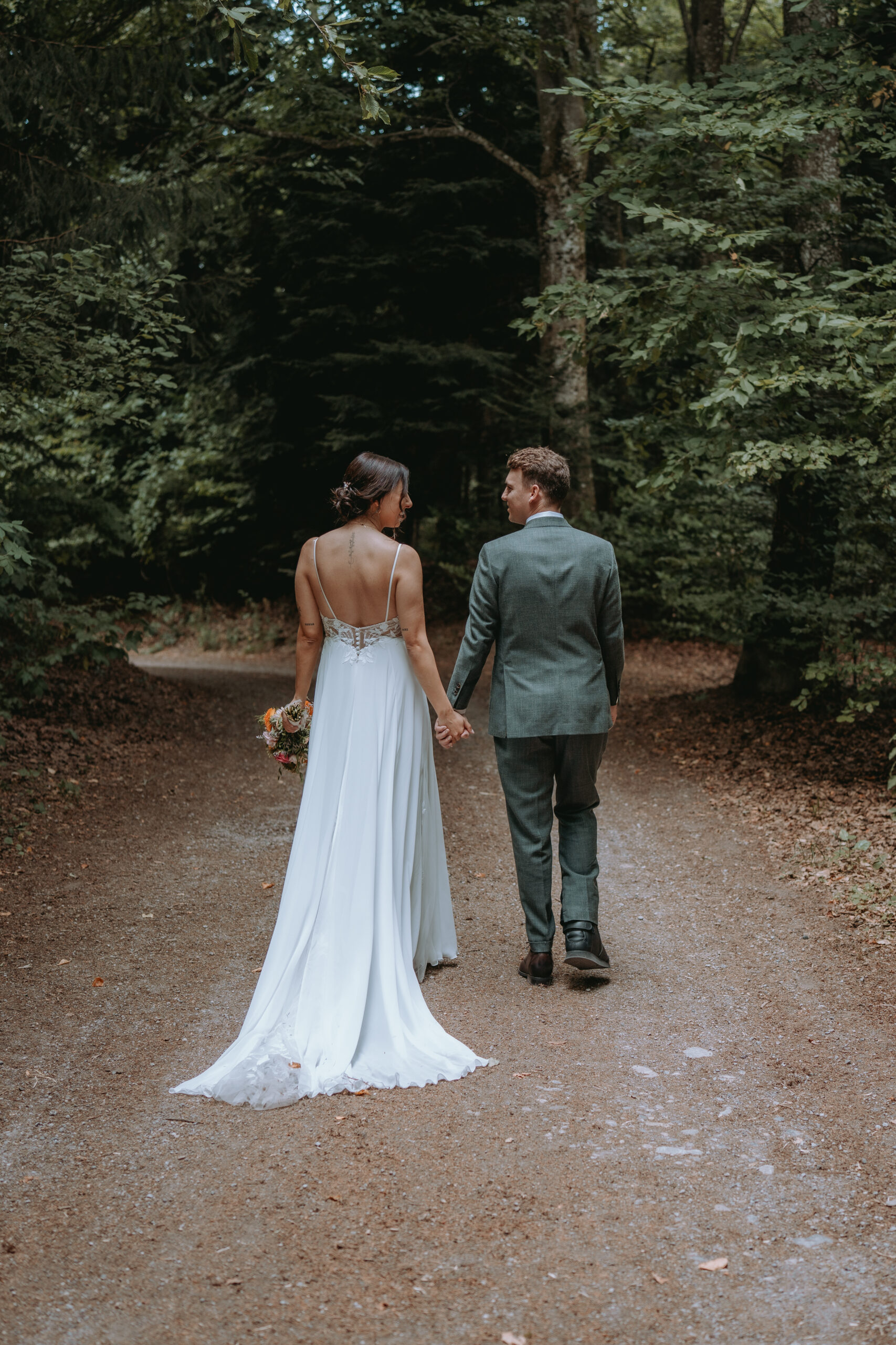 Nilay und Tobias im Wald