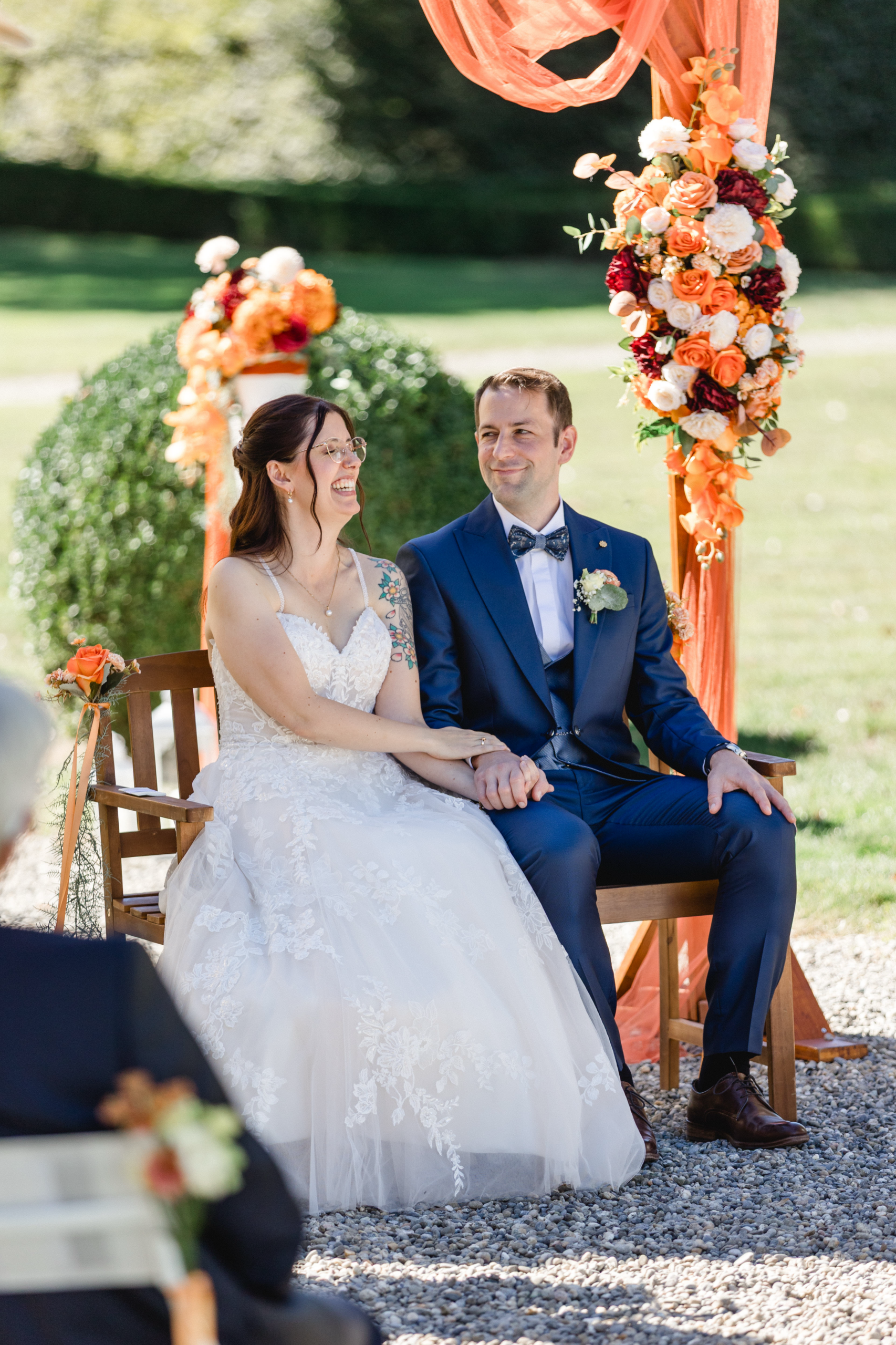 Sabrina und Michael unter dem blumengeschmückten Traubogen