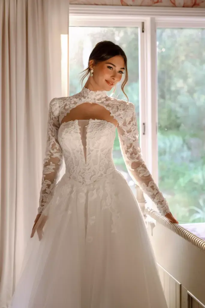 Brautkleid mit hochgeschlossenem Spitzenüberteil, langen Ärmeln und Tüllrock