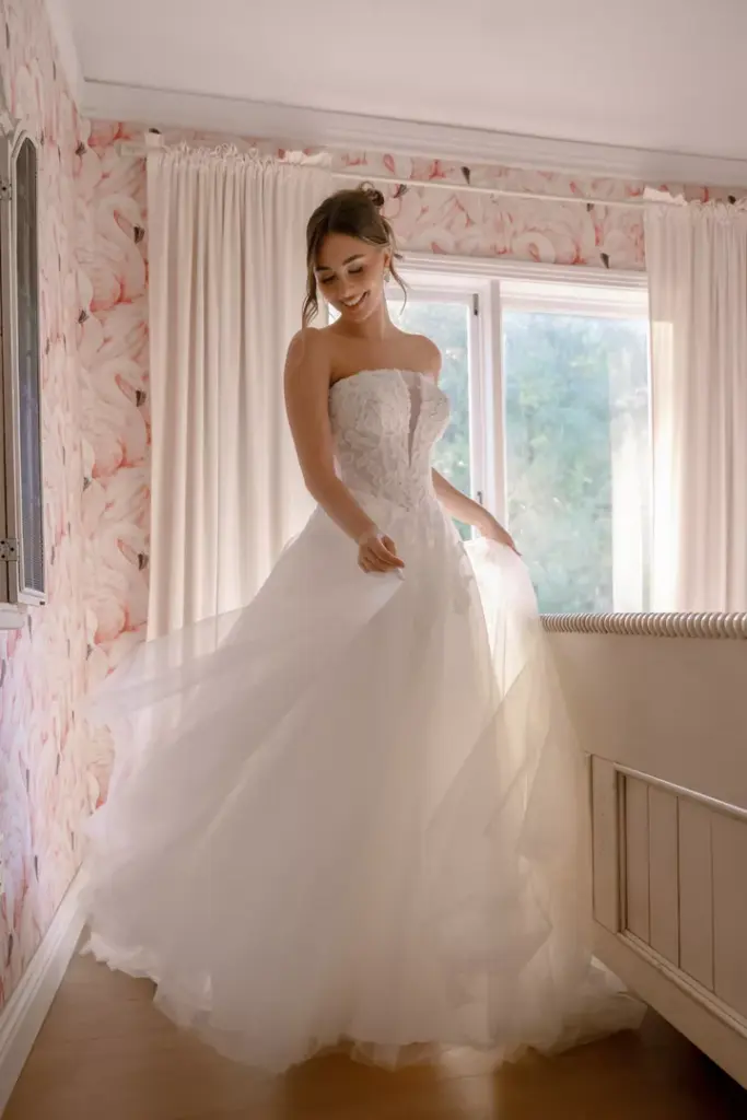 Trägerloses Brautkleid mit geradem Ausschnitt und weit schwingendem Tüllrock