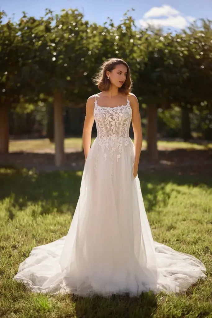 Brautkleid mit schmalen Trägern, geradem Ausschnitt und floraler Spitze