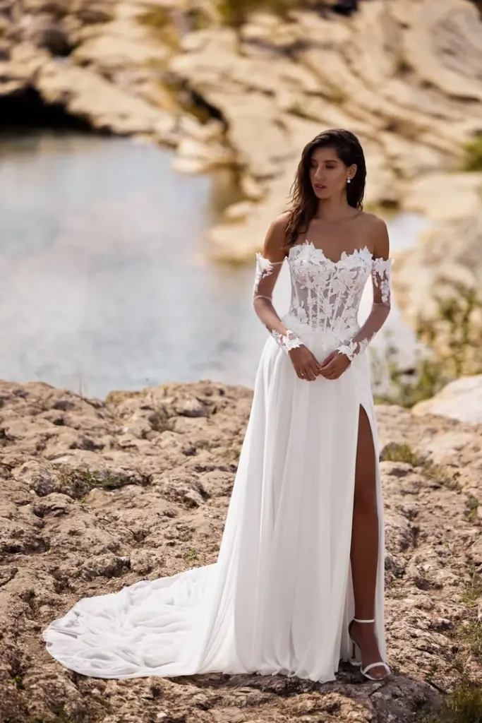 Schulterfreies Brautkleid mit Spitzenoberteil und fließendem Rock mit Beinschlitz