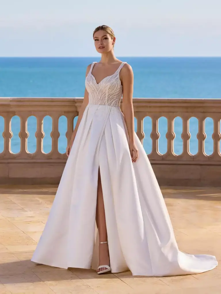 Brautkleid mit Spitzenoberteil, breiten Trägern und glattem Rock mit Beinschlitz