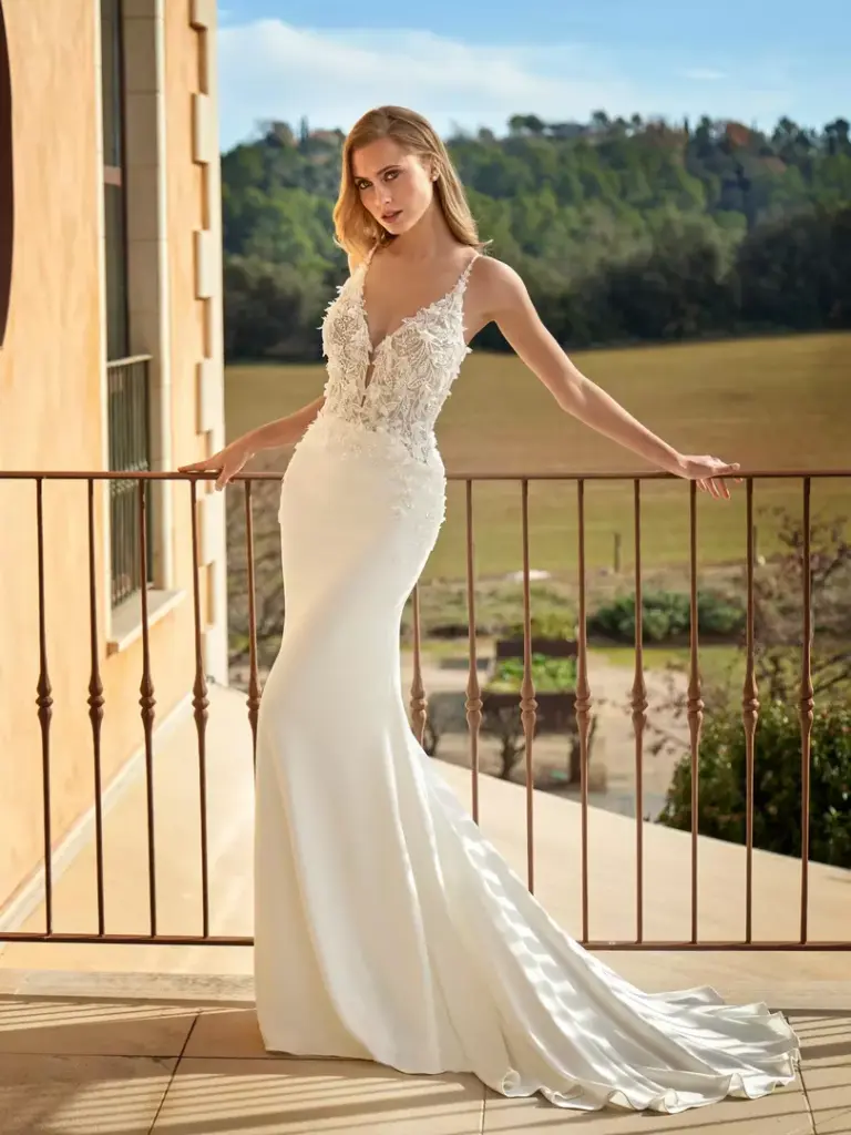 Figurbetontes Brautkleid mit Spitzenoberteil, V-Ausschnitt und glattem Rock
