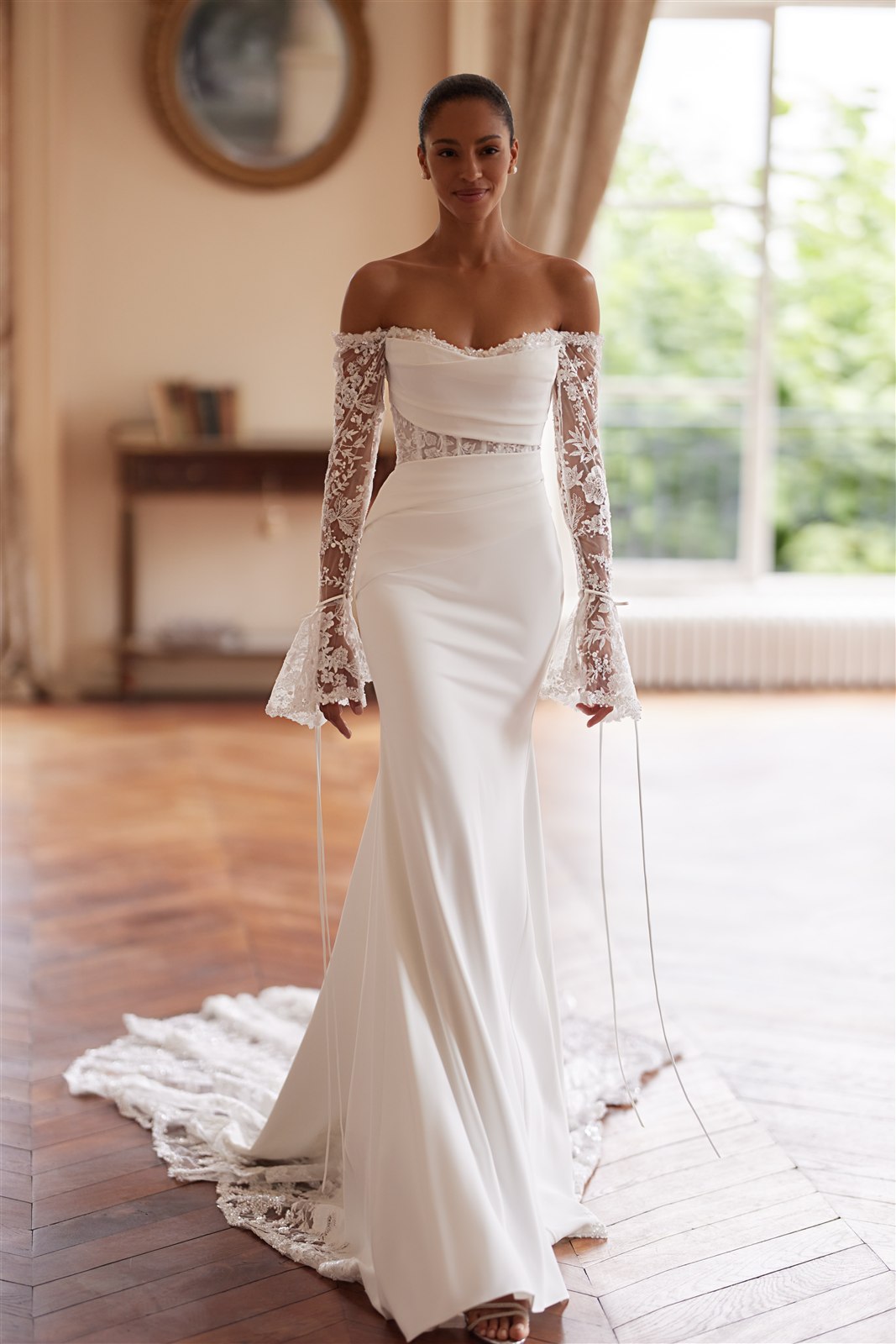 Elegantes Winterbrautkleid mit Spitzenärmeln