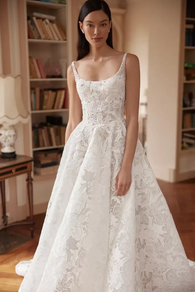 Brautkleid mit schmalen Trägern, rundem Ausschnitt und weitem Spitzenrock