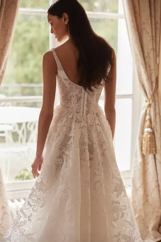 Rückendetail eines Brautkleids mit schmalen Trägern und floraler Spitze