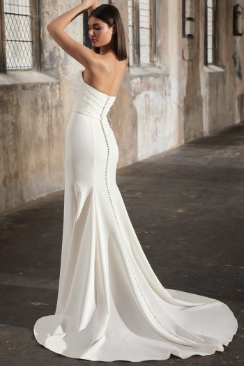 Elegantes Clean Chic Traumkleid in der Nähe von Rheinfelden für moderne Bräute