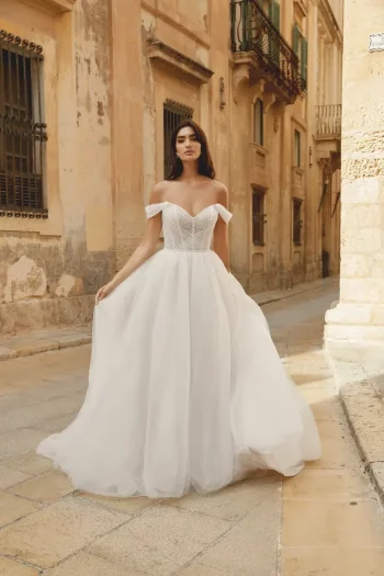 Finde dein Brautkleid bei uns in der Nähe von Zürich, Basel, Lörrach, Freiburg, Konstanz. Dein Hochzeitskleid grenznah zur Schweiz.