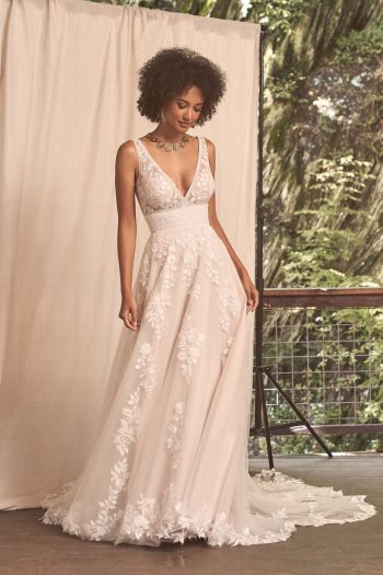 Dein Hochzeitskleid zarte Tüllrobe wartet in der Nähe von Baden – Beratung & Anprobe inklusive