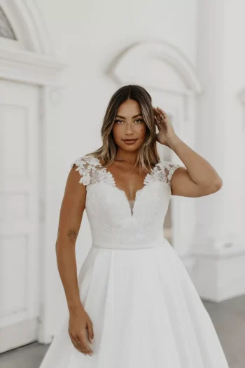 Elegantes Clean Chic Brautmode in der Nähe von Zürich für moderne Bräute