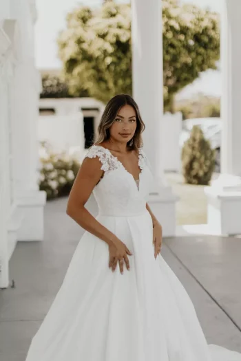 Elegantes Clean Chic Brautmode in der Nähe von Zürich für moderne Bräute