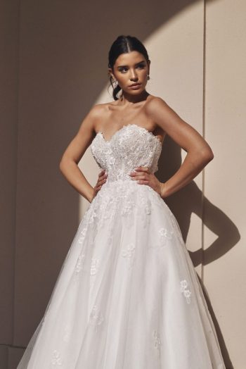 Dein Hochzeitskleid A-Linie wartet in der Nähe von Waldshut-Tiengen – Beratung & Anprobe inklusive