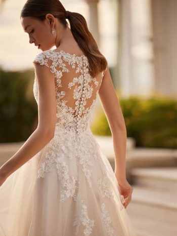 Elegantes A-Linie Hochzeitskleid bei uns in der Nähe von Bad Säckingen für moderne Bräute