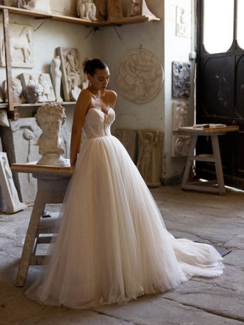 Finde dein Brautkleid bei uns in der Nähe von Zürich, Basel, Lörrach, Freiburg, Konstanz. Dein Hochzeitskleid grenznah zur Schweiz.