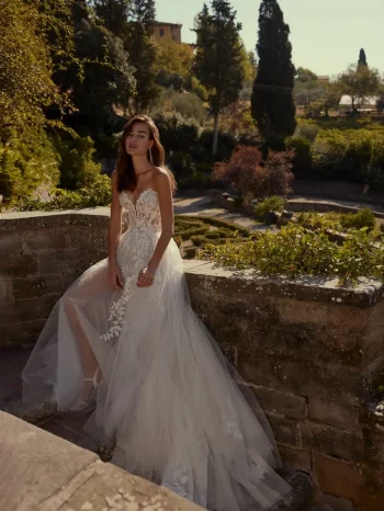 Finde dein Brautkleid bei uns in der Nähe von Zürich, Basel, Lörrach, Freiburg, Konstanz. Dein Hochzeitskleid grenznah zur Schweiz.