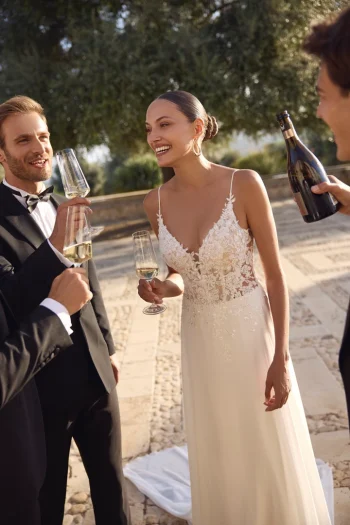 Hochzeitskleid im fließender Chiffon-Design in der Nähe von Aarau – jetzt entdecken