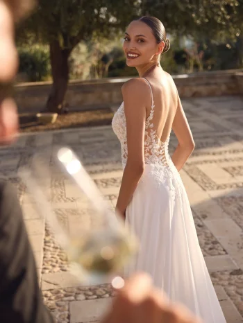 Hochzeitskleid im fließender Chiffon-Design in der Nähe von Aarau – jetzt entdecken