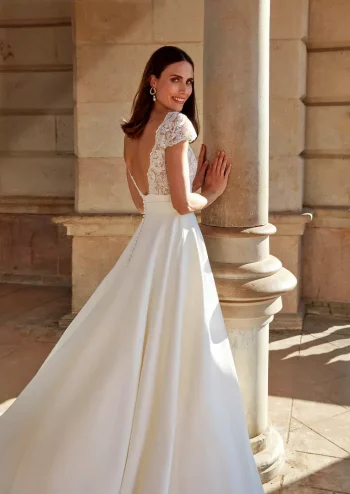 Finde dein Brautkleid bei uns in der Nähe von Zürich, Basel, Lörrach, Freiburg, Konstanz. Dein Hochzeitskleid grenznah zur Schweiz.