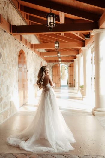 Elegantes zarte Tüllrobe Brautkleid in der Nähe von Bad Säckingen für moderne Bräute