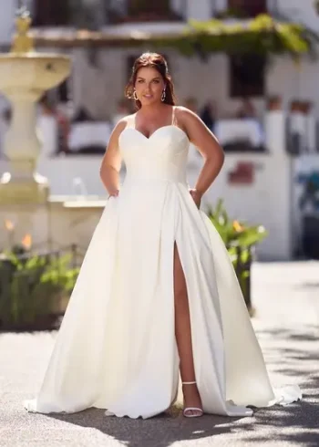 Brautkleid im Clean Chic-Design in der Nähe von Bad Säckingen – jetzt entdecken