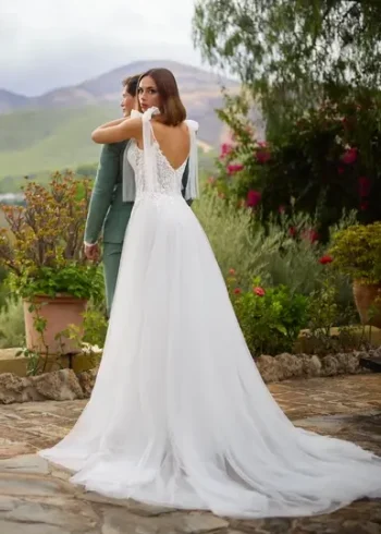 Dein Brautrobe fließender Chiffon wartet in der Nähe von Lörrach – Beratung & Anprobe inklusive