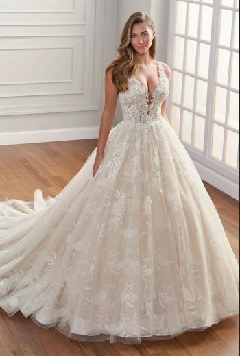 Finde dein Brautkleid bei uns in der Nähe von Zürich, Basel, Lörrach, Freiburg, Konstanz. Dein Hochzeitskleid grenznah zur Schweiz.